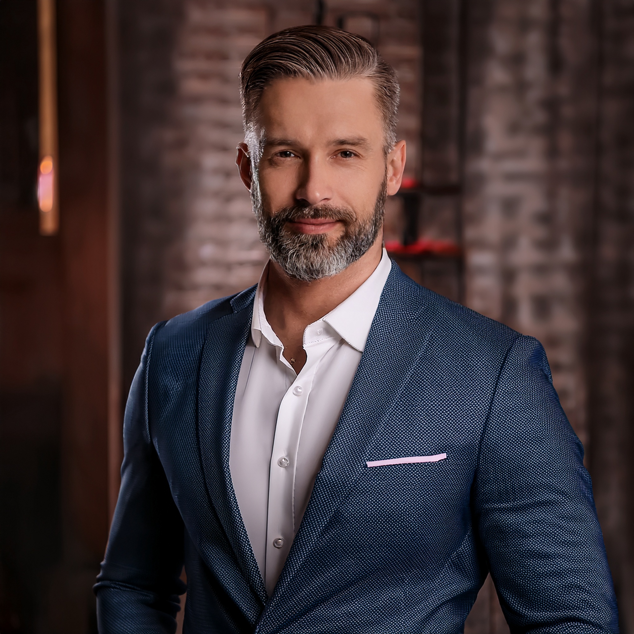 Mann in einem eleganten Anzug mit einem freundlichen Gesichtsausdruck