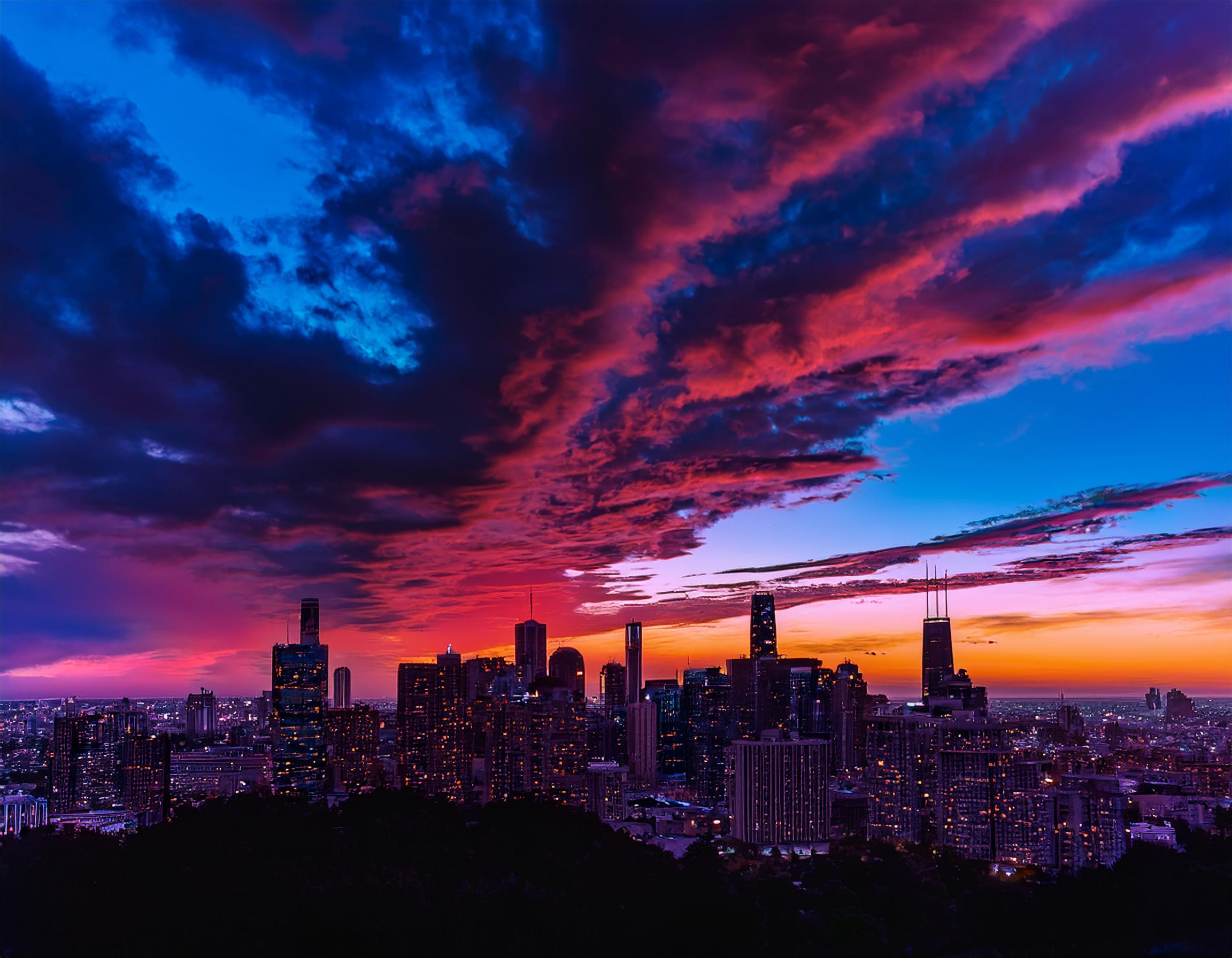 Frankfurt Skyline mit klassischem Bürogebäude im Vordergrund